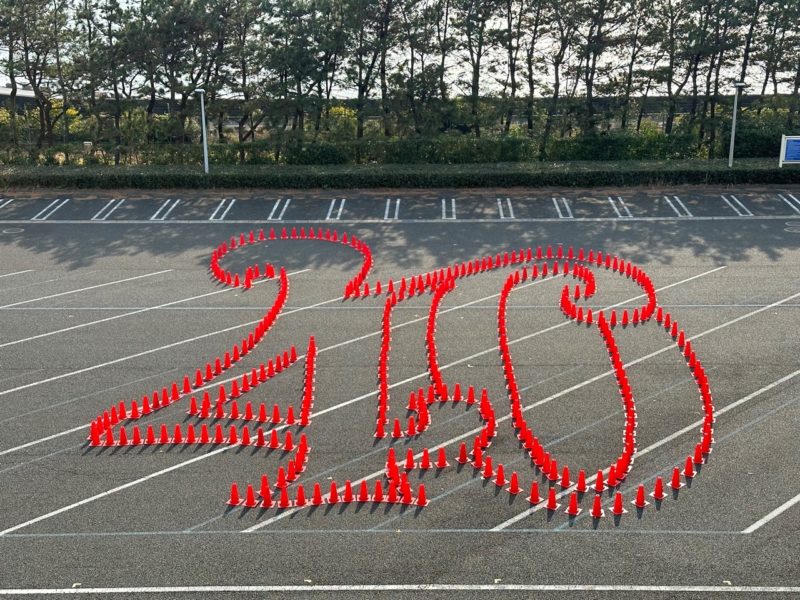 東京ディズニーランドと東京ディズニーシーの駐車場には、40周年を記念して、数字の「40」をモチーフにしたコーングラフィックも登場