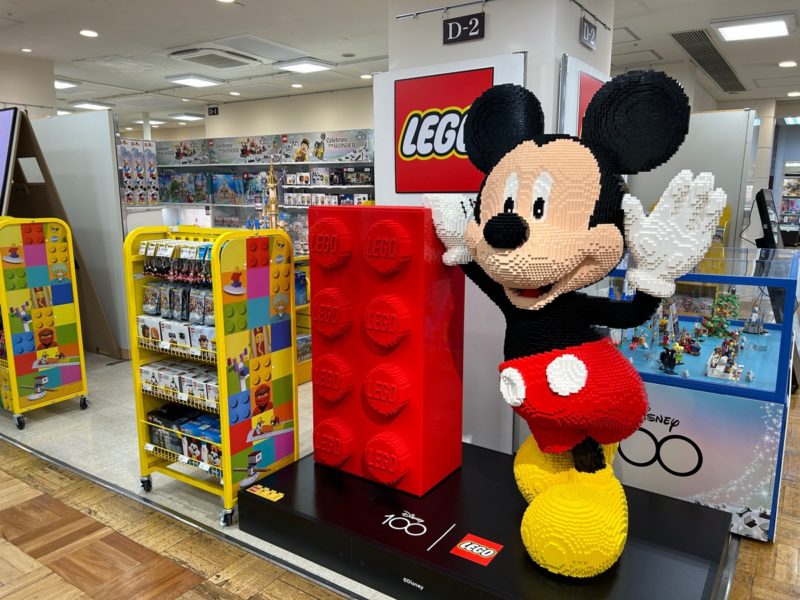 レゴ(R)ブロックからは、ミッキーマウスの巨大オブジェ
