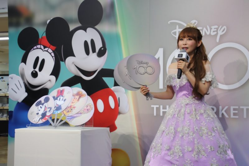オープニングに中川翔子さん登場『Disney100 THE MARKET in 日本橋三越本店』約5,000点のディズニーアイテムをレポートします！