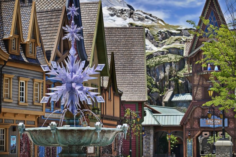 香港ディズニーランド・リゾートがアナと雪の女王テーマの「ワールド・オブ・フローズン」氷の宮殿や氷の装飾