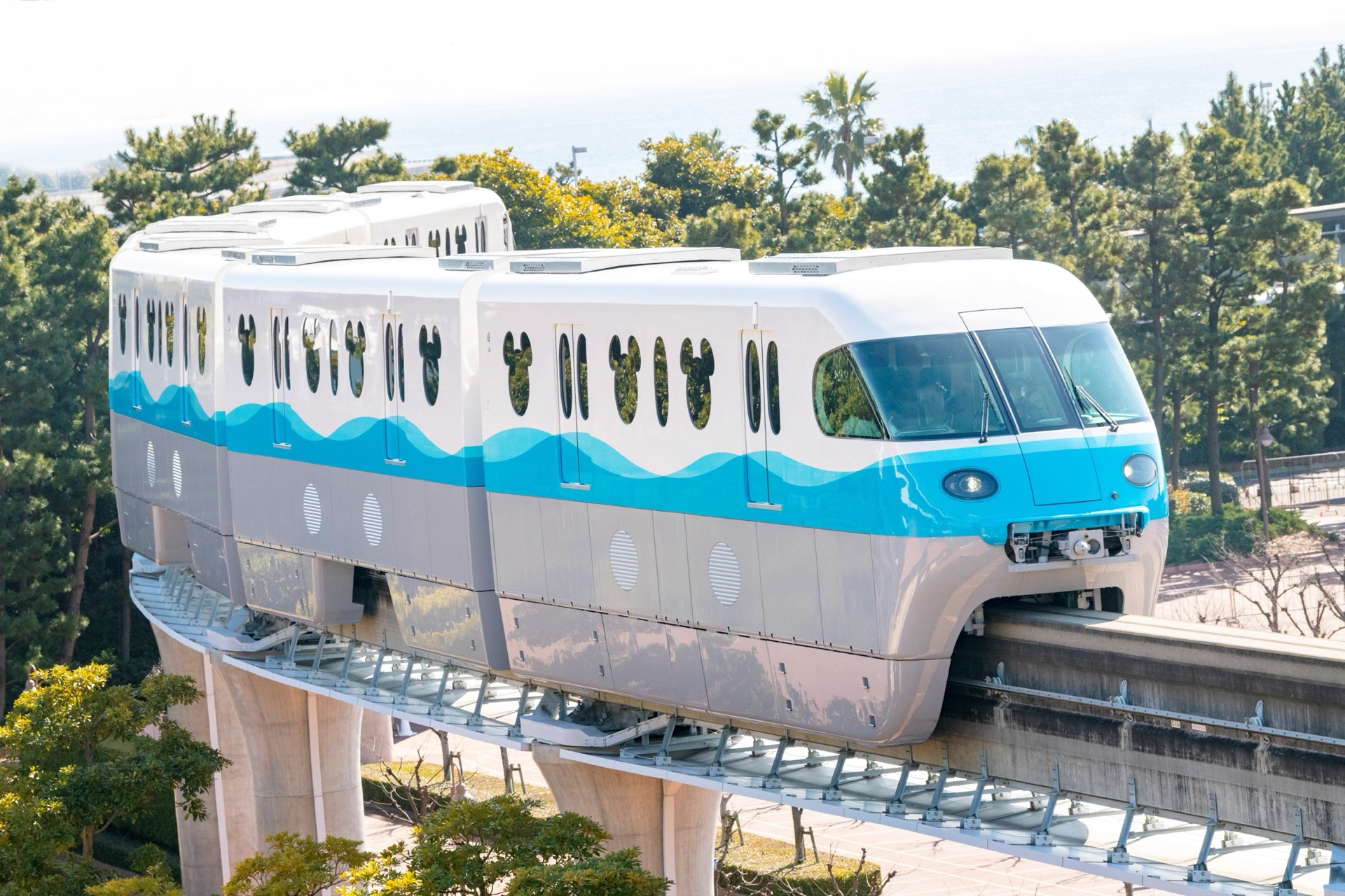 物語はここから始まる――ディズニーリゾートラインが開業25周年！「1両貸切乗車券」や体験型新演出など、豪華アニバーサリー企画を徹底紹介