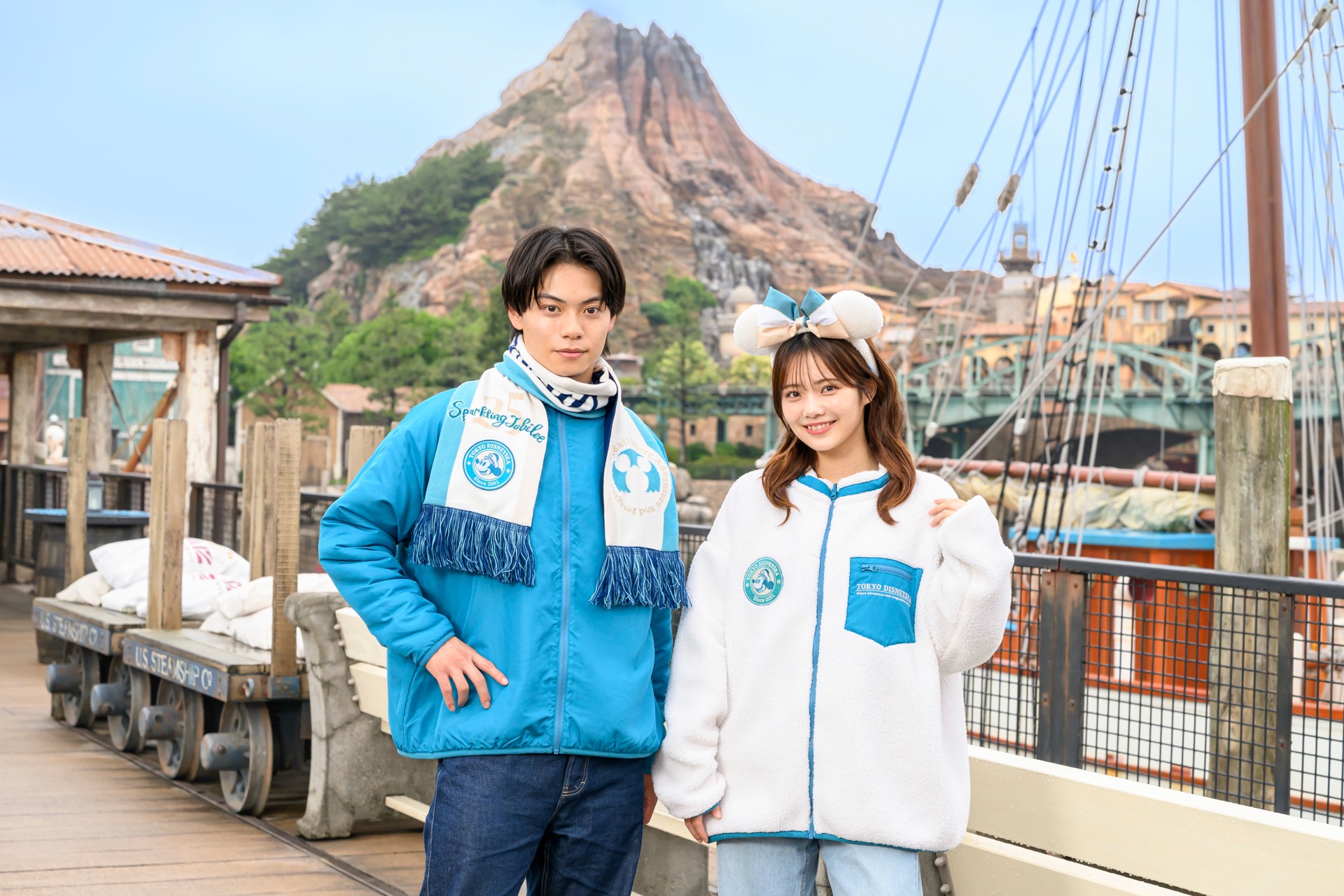 【東京ディズニーシー25周年】秋冬パークを彩る！「ふわふわ＆もこもこ」ジュビリーブルーの新作あったかグッズ完全ガイド