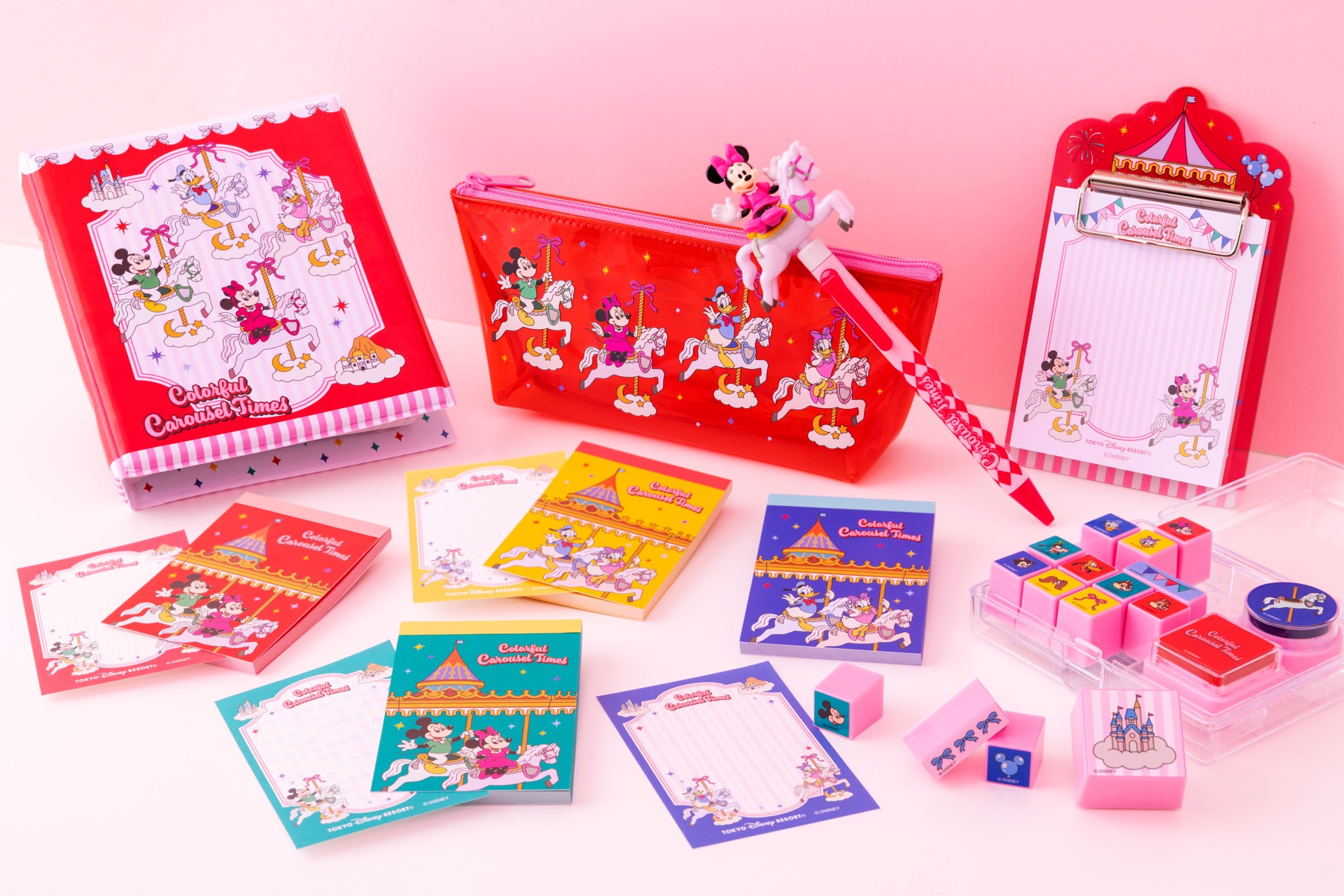 【東京ディズニーリゾート】カルーセルに乗ったミッキー＆フレンズの新グッズが登場！カラフルでポップなステーショナリー＆雑貨全20種をチェック♪