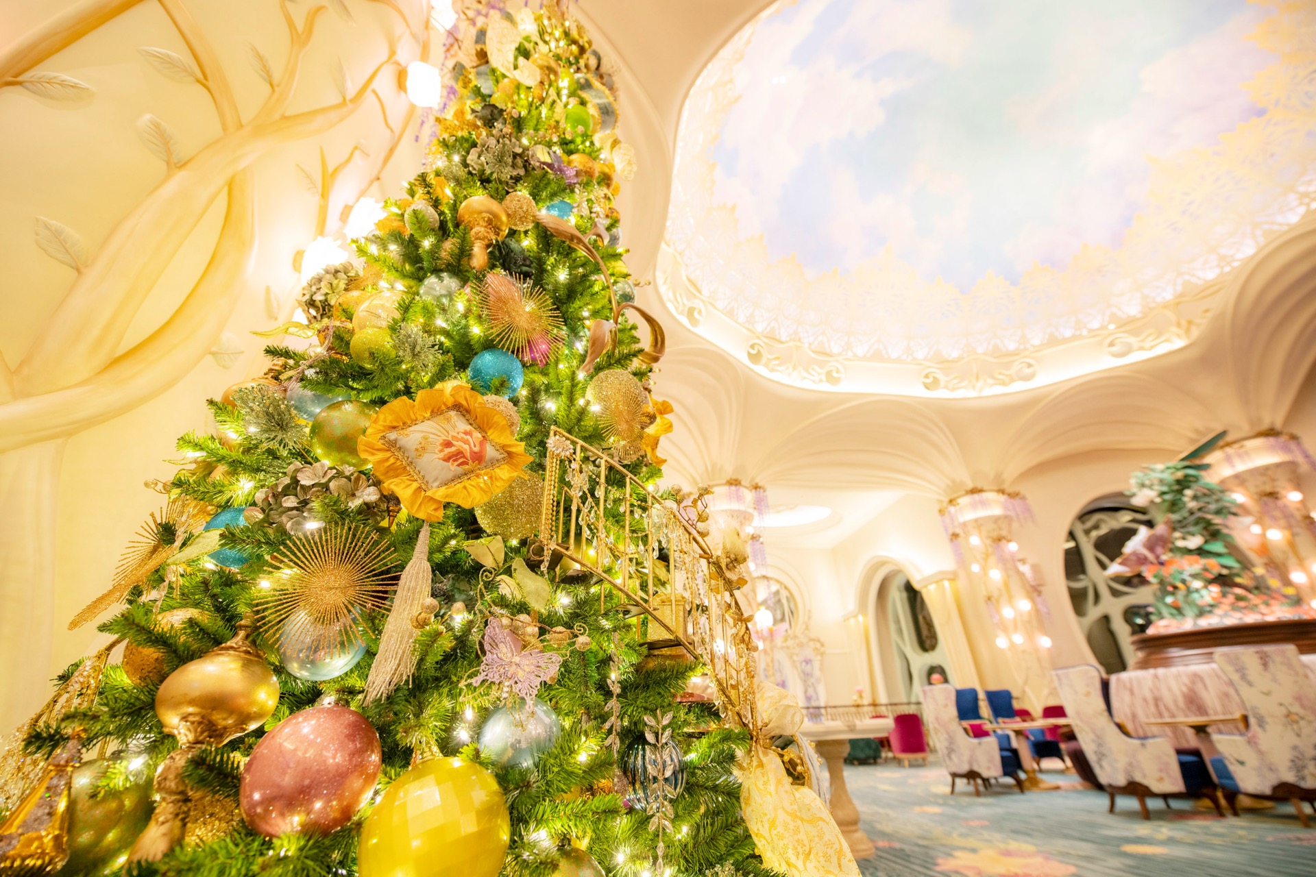 【ディズニーホテル】クリスマスのスペシャルメニュー＆デコレーションが11月1日より順次スタート！心あたたまる贅沢なひとときを